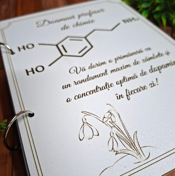 Agendă premium „Dopamina” pentru profesoara de Chimie – Cadou personalizat A5 din MDF